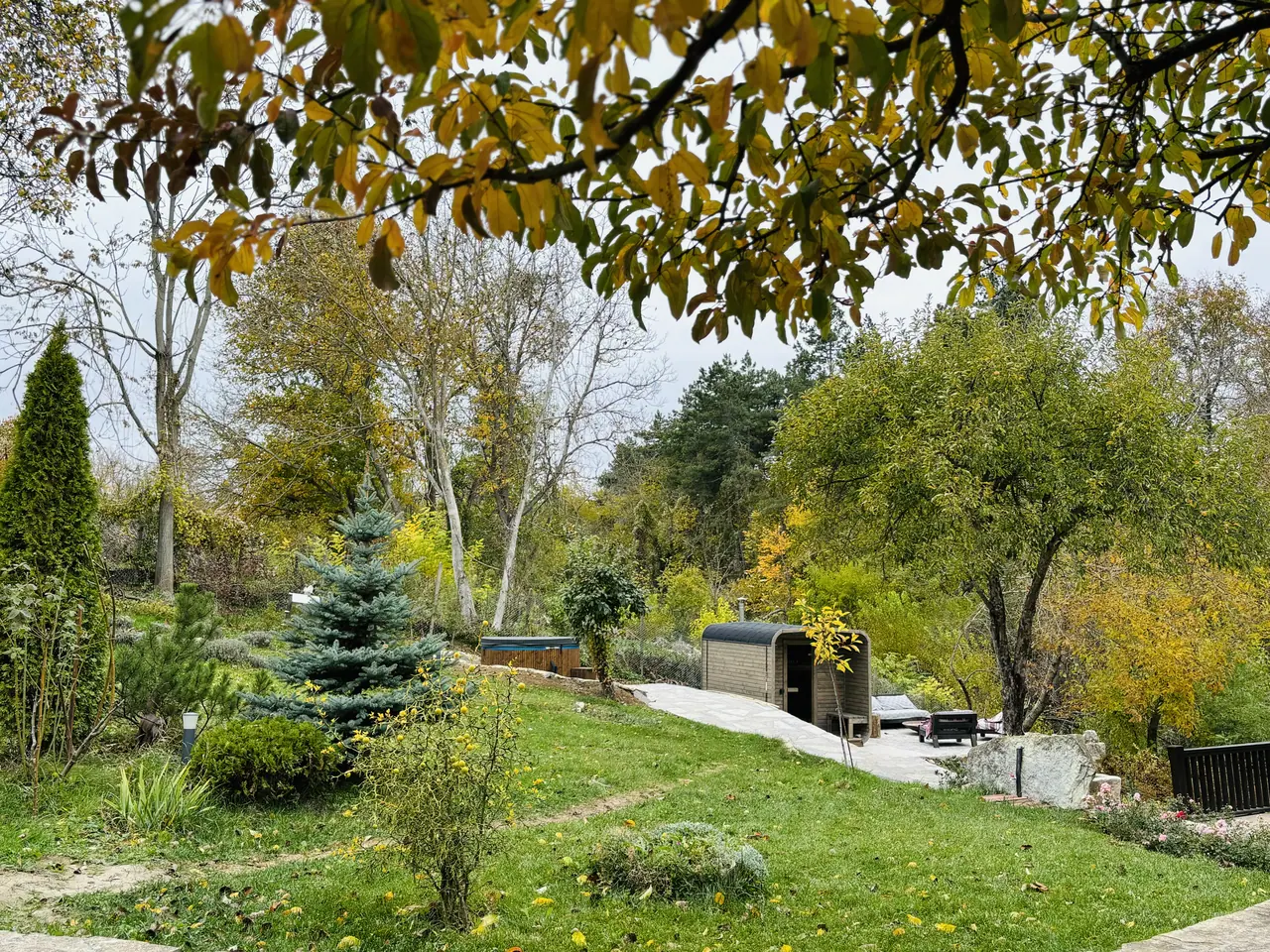 Есенен изглед към двора и сауната